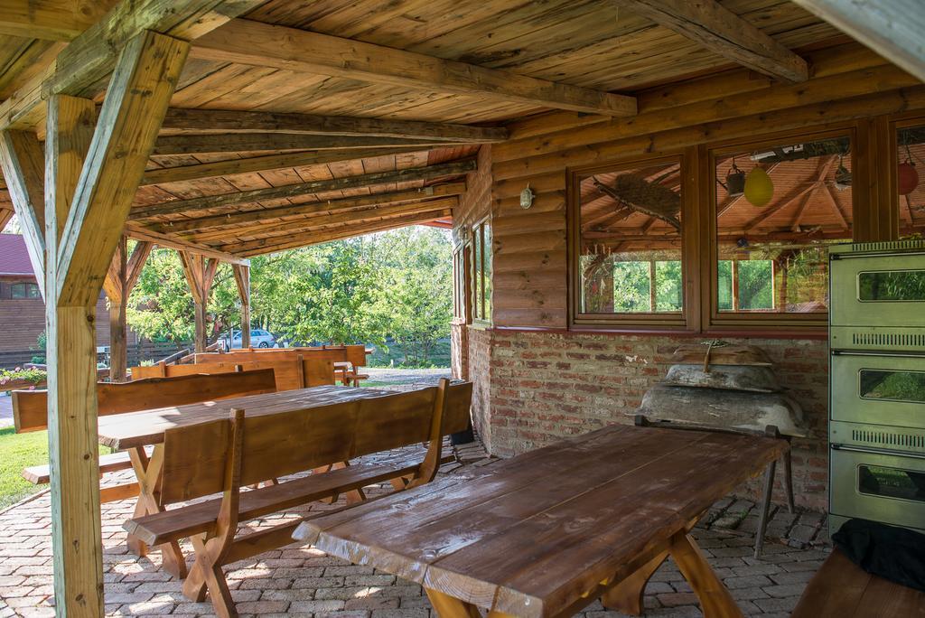Hotel Farkasverem Vendégház à Nyírtura Extérieur photo