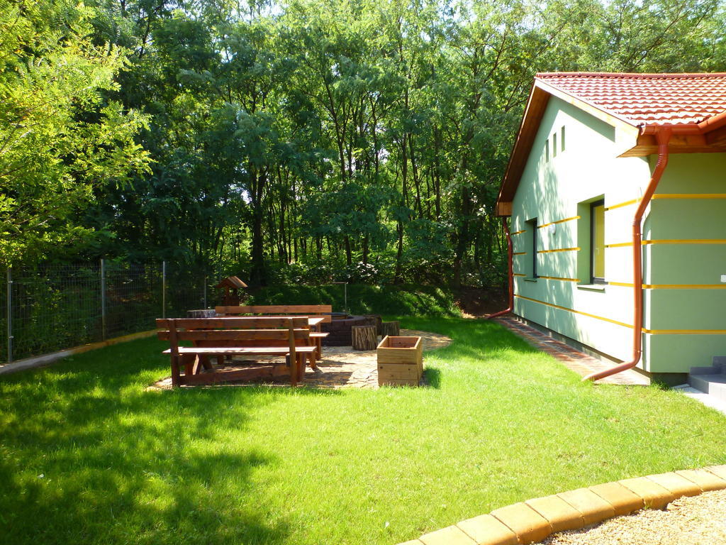 Hotel Farkasverem Vendégház à Nyírtura Extérieur photo