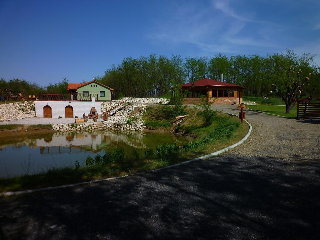 Hotel Farkasverem Vendégház à Nyírtura Extérieur photo