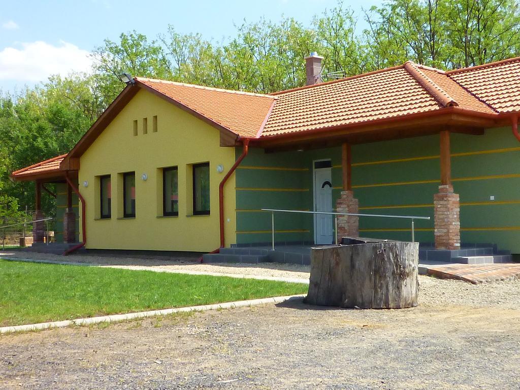 Hotel Farkasverem Vendégház à Nyírtura Extérieur photo